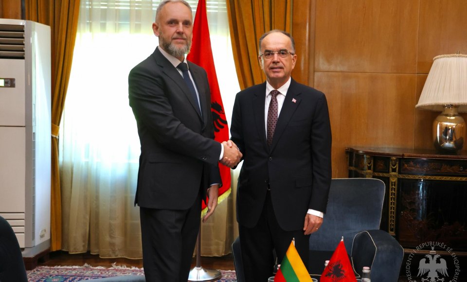 Ambasadorius A. Kalindra įteikė skiriamuosius raštus Albanijos Prezidentui